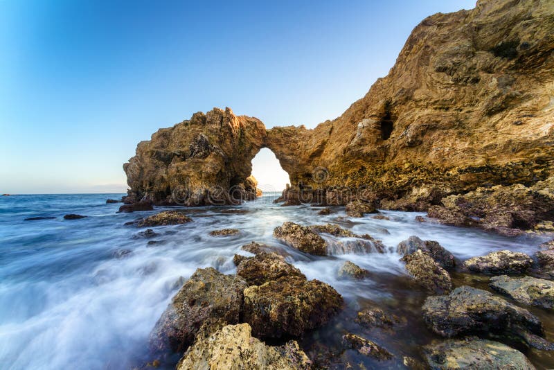 Cliff Island in New Port Beach en Laguna Beach, Californië royalty-vrije stock foto Cliff Island in New Port Beach en Laguna Beach, Californië royalty-vrije stock foto