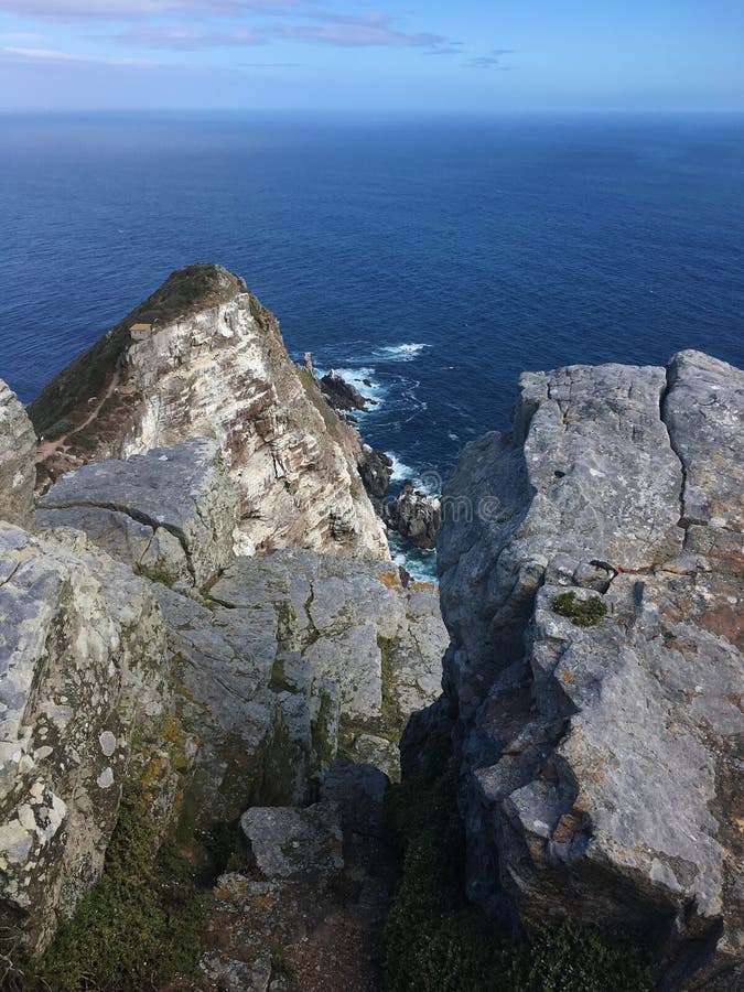 Cliff overlooking ocean stock image. Image of paradise 87823777