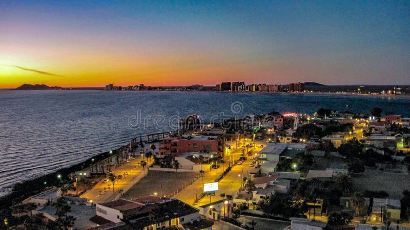 Cliff View Of Puerto Penasco Rocky Point At Dusk lizenzfreies stockfoto Cliff View Of Puerto Penasco Rocky Point At Dusk lizenzfreies stockfoto