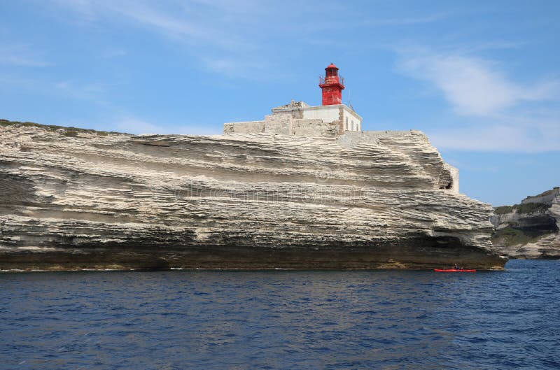 Costa a faro más cercano la ciudad en córcega isla a el mar en el verano.