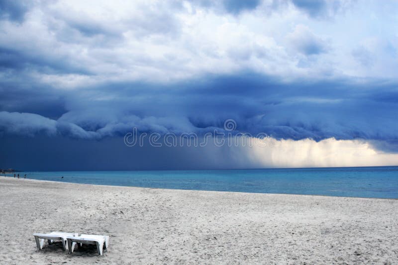 Tempo tempestuoso com chuva na praia imagem de stock royalty free