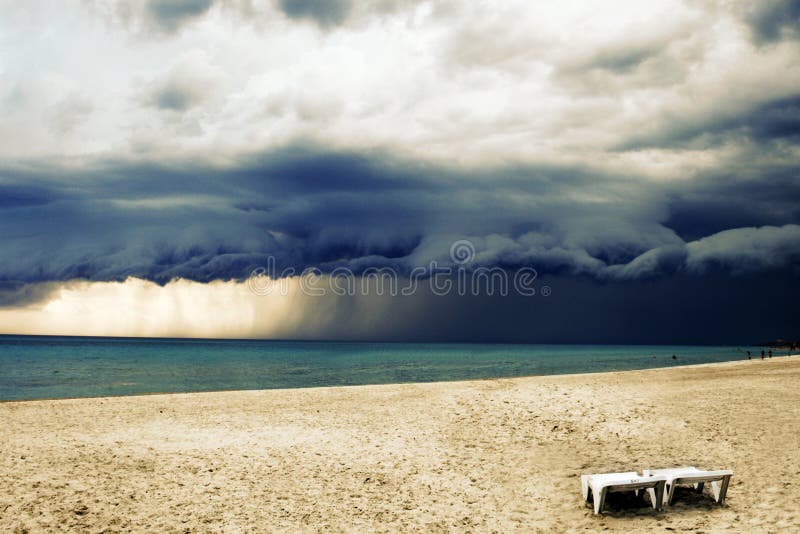 Tempo tempestuoso com chuva na praia fotografia de stock royalty free