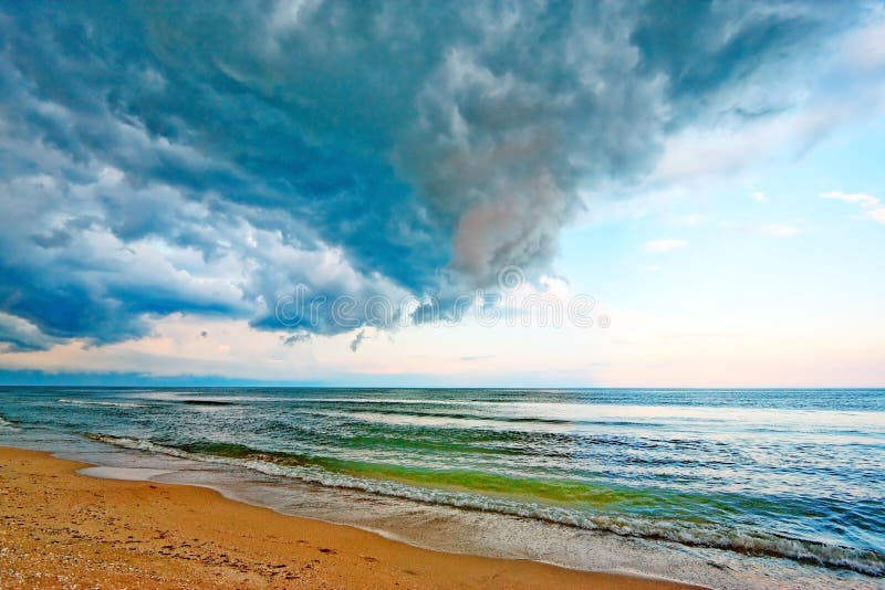 Tempo tempestuoso na praia foto de stock royalty free