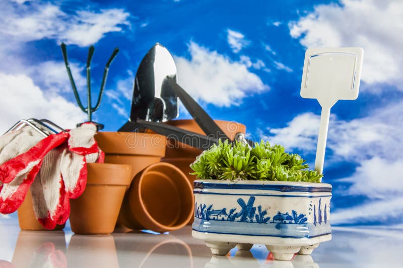 Clima della primavera con la roba di giardinaggio immagine stock libera da diritti Clima della primavera con la roba di giardinaggio immagine stock libera da diritti
