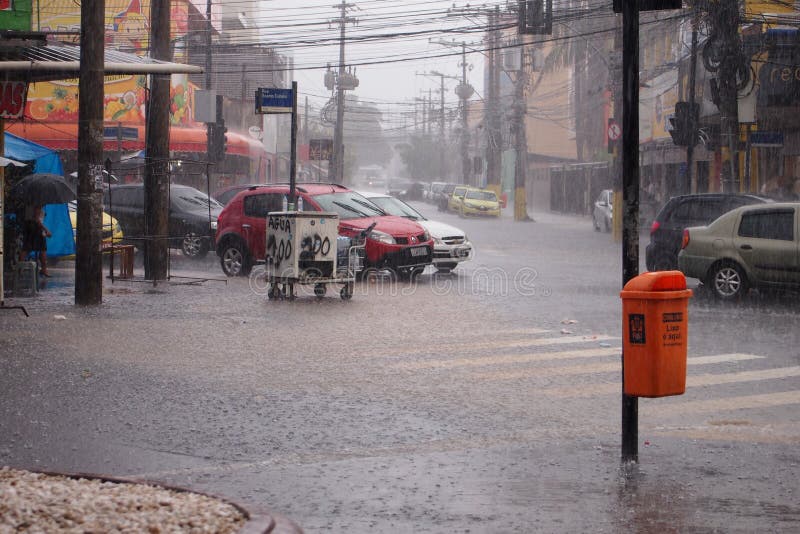 Clima: Lluvia del verano en Rio de Janeiro imágenes de archivo libres de regalías Clima: Lluvia del verano en Rio de Janeiro imágenes de archivo libres de regalías