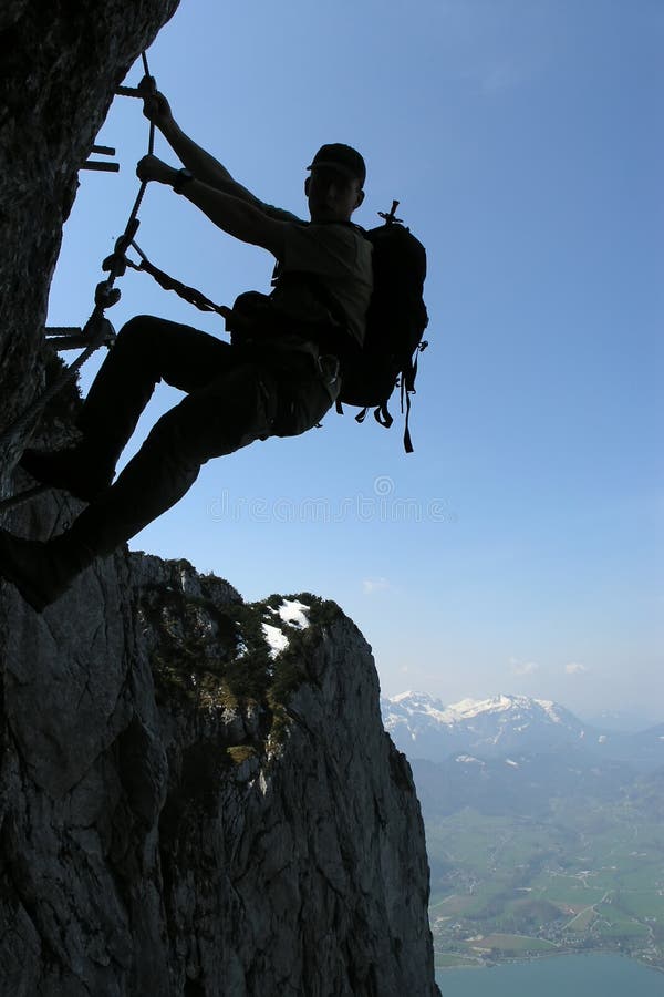 Extremo deporte silueta de alpinista.