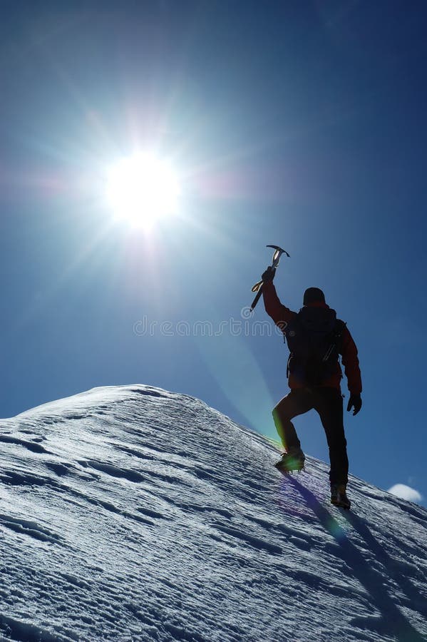 Solitario alpinista logro cima de montana.