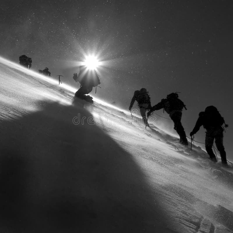 Die Silhouetten der Kletterer klettern auf den Gletscher.