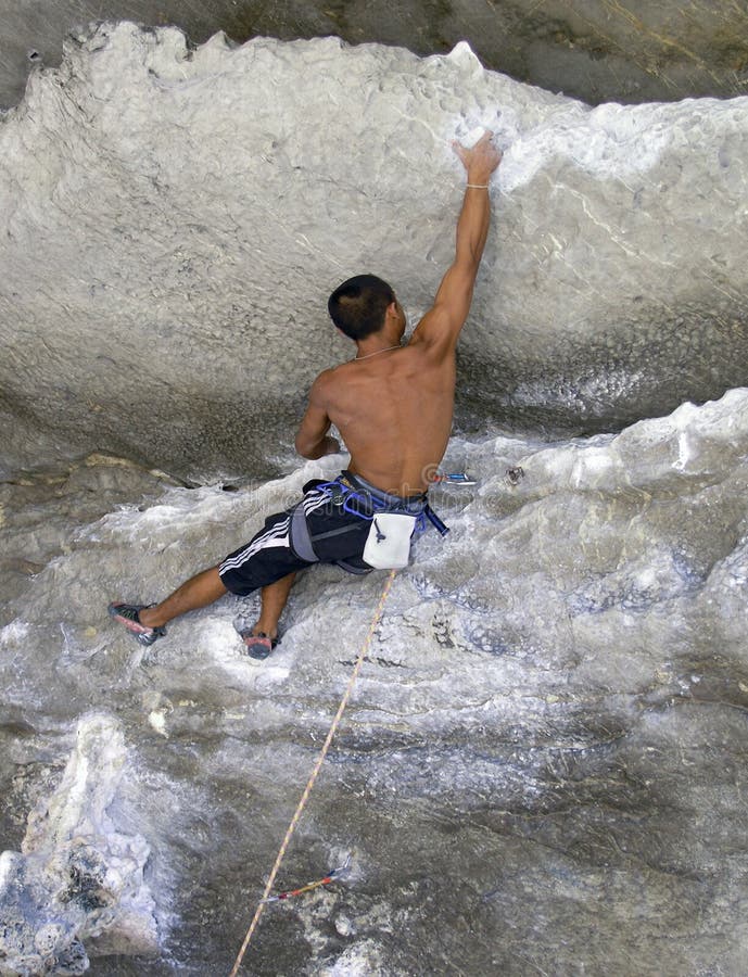 Muž, climing na vápencových v thajsku.