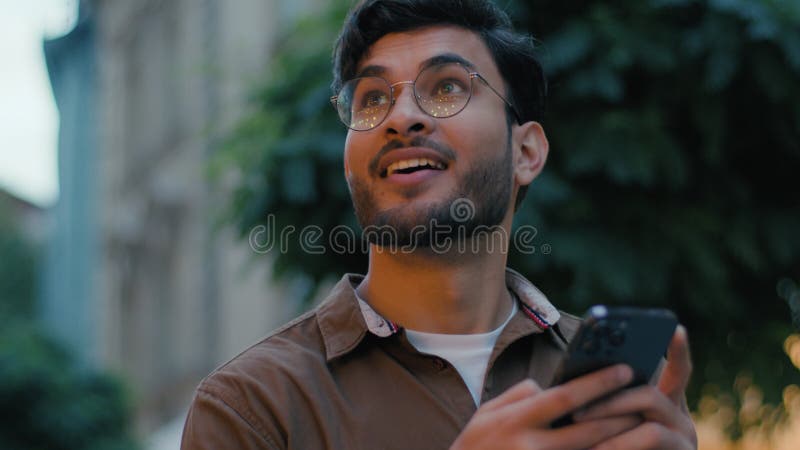 Clin d'oeil indien arabian homme d'origine homme étudiant gen z homme d'affaires heureux utilisateur smartphone bavardage banque de vidéos