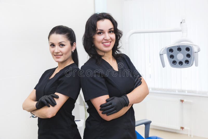 Clinica dentale Ricezione, esame del paziente Cura dei denti Gruppo medico del dentista in ufficio dentario fotografie stock libere da diritti Clinica dentale Ricezione, esame del paziente Cura dei denti Gruppo medico del dentista in ufficio dentario fotografie stock libere da diritti