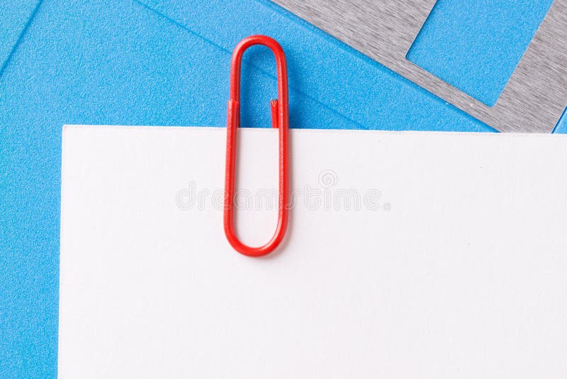 Clip de papel con la tarjeta de visita blanca en blanco imágenes de archivo libres de regalías Clip de papel con la tarjeta de visita blanca en blanco imágenes de archivo libres de regalías