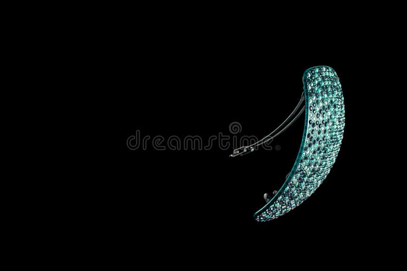Clip di capelli luminosa blu con i cristalli su un fondo nero, isolato fotografie stock Clip di capelli luminosa blu con i cristalli su un fondo nero, isolato fotografie stock