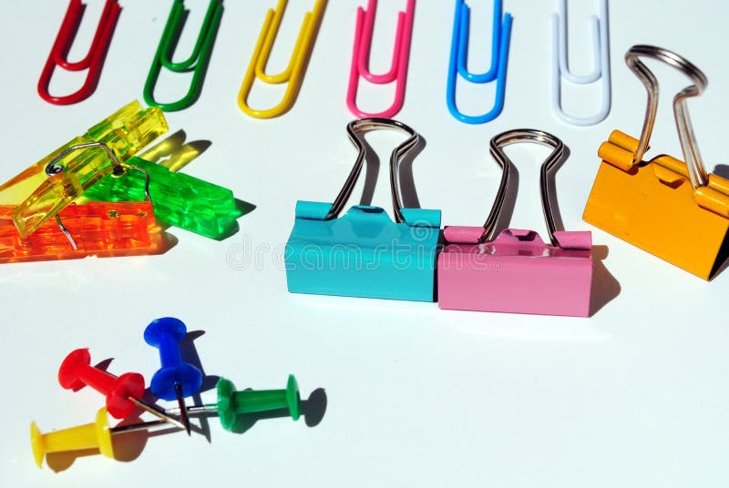 Clips de papel imagen de archivo. Imagen de oficina, acortar 33206473
