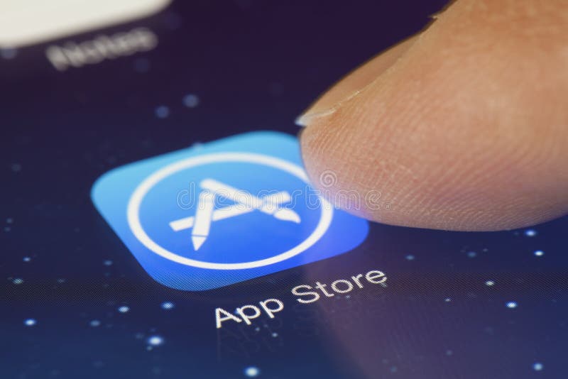 Cliquer sur l'icône d'App Store sur un iPad photographie stock