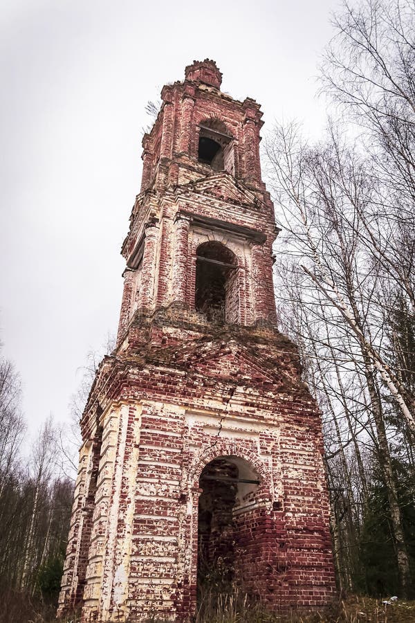 Clocher abandonné russie du XVIIIe siècle. Clocher abandonné église du 18ème siècle de la sainte trinité à troitsazazharye belfry russie kostroma région