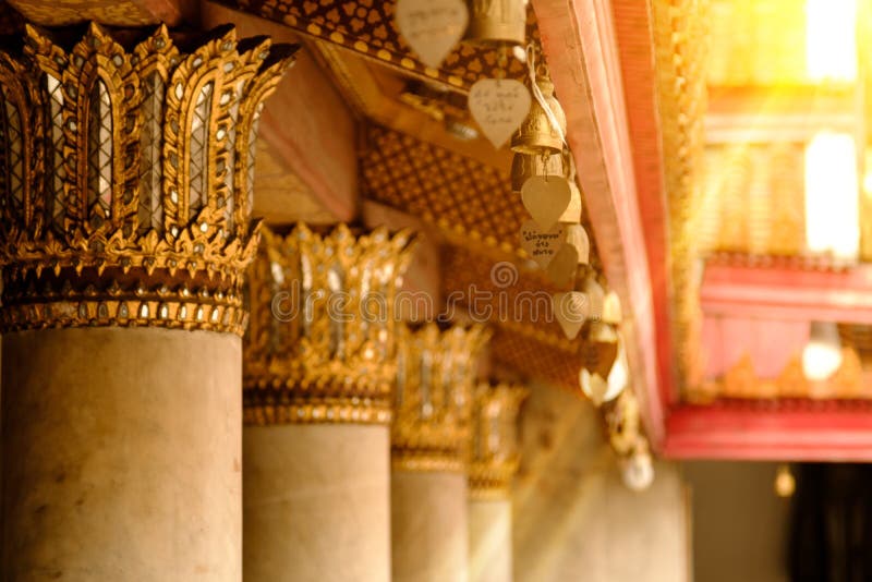 Cloches asiatiques de tradition devant le temple de marbre célèbre en Wat Benchamabophit Buddhism photo stock Cloches asiatiques de tradition devant le temple de marbre célèbre en Wat Benchamabophit Buddhism photo stock