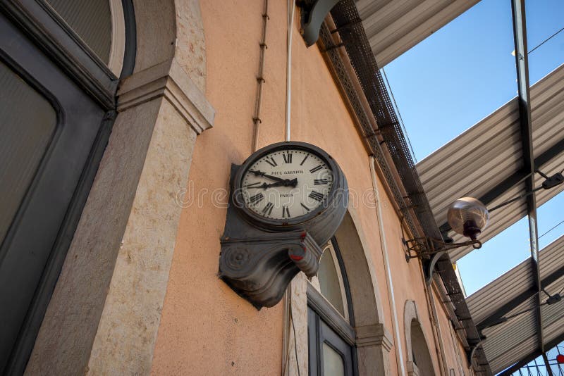 A clock in the old station of barreiro