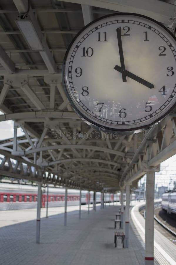 Часы на вокзале. Железнодорожный вокзал часы. Старые часы на вокзале. Часы на вокзале иллюстрация. 16 часов на поезде