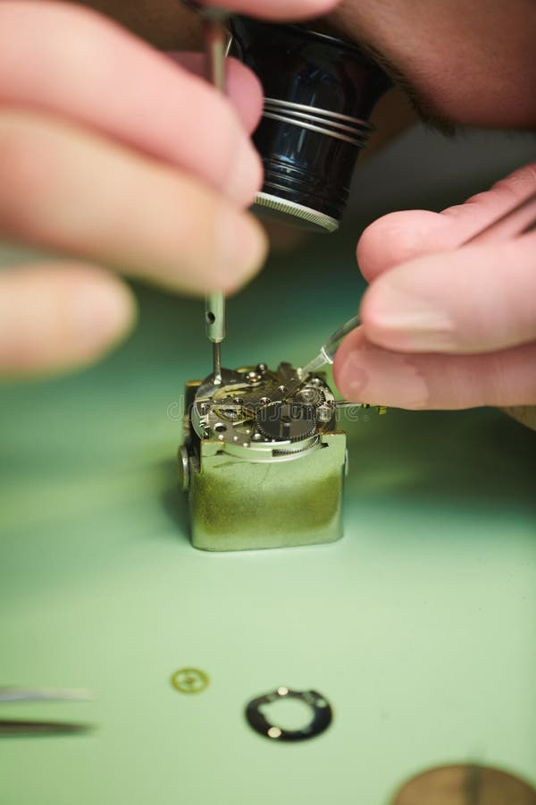 Clockmaker Repairing Watch royaltyfria bilder Clockmaker Repairing Watch royaltyfria bilder