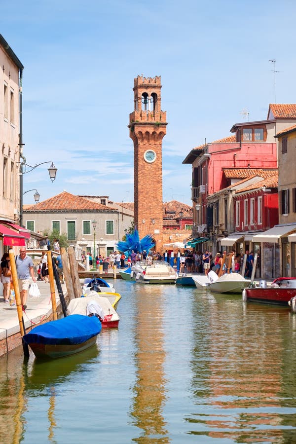 Clocktower, красочные дома и канал на острове Murano около Венеции стоковое фото rf Clocktower, красочные дома и канал на острове Murano около Венеции стоковое фото rf