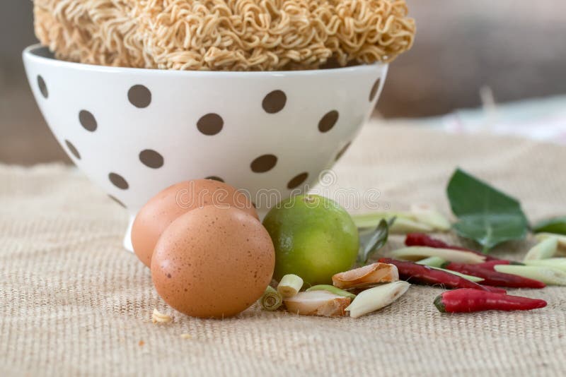 Cloes su dell'ingrediente piccante per la tagliatella istantanea tailandese fotografie stock Cloes su dell'ingrediente piccante per la tagliatella istantanea tailandese fotografie stock