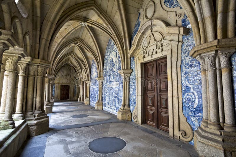 Cloister of the catherdal of Porto, Portugal. It is one of the city s oldest monuments and one of the most important Romanesque mo