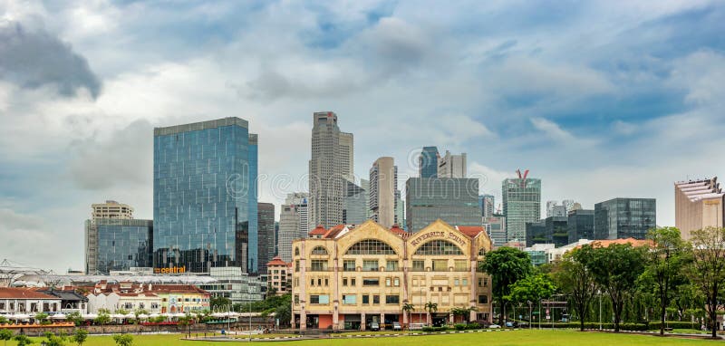 Clonial domy przy Singapur rzeką i pejzażem miejskim fotografia stock Clonial domy przy Singapur rzeką i pejzażem miejskim fotografia stock