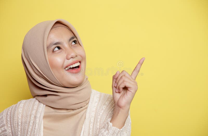 Close schöne Hidschab Frauen Lächeln Ausdruck glücklich haben etwas gute Idee zeigen Leerzeichen stockbild