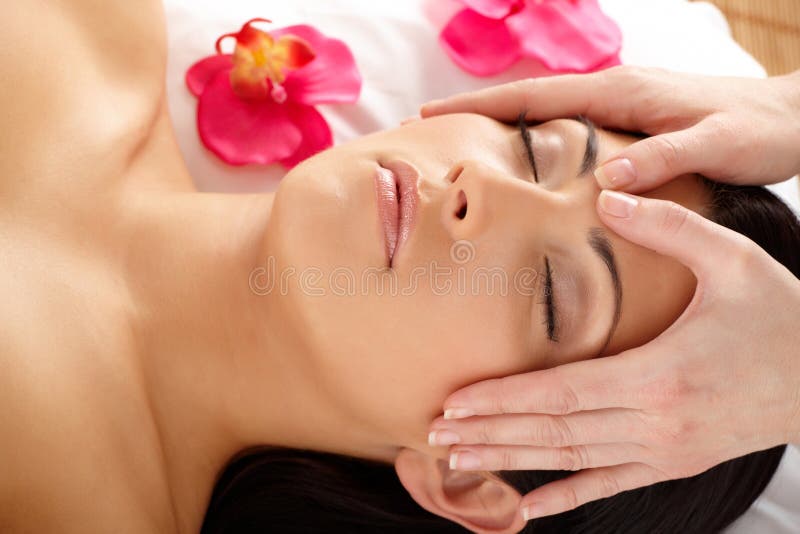 Giovane e attraente donna di relax in spa, bellezza, benessere, salone e l'assunzione di terapia di massaggio.