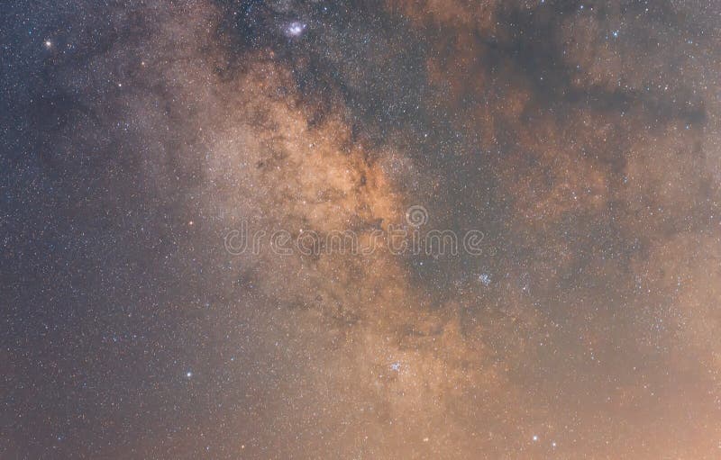 Dải ngân hà đẹp: Bạn đam mê thiên văn học và mong muốn khám phá những vẻ đẹp đầy bí ẩn của vũ trụ? Hãy cùng chiêm ngưỡng dải ngân hà trong một bức ảnh đầy màu sắc và đầy ấn tượng!