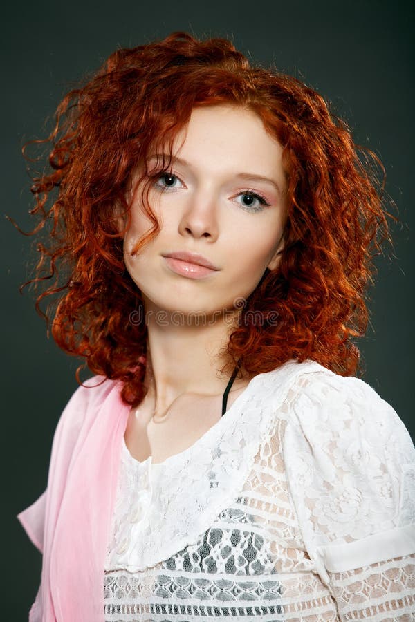 Close-up di bella donna il viso con i capelli rossi ricci.