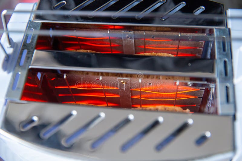 Close-up binnen broodbroodrooster het verwarmen element