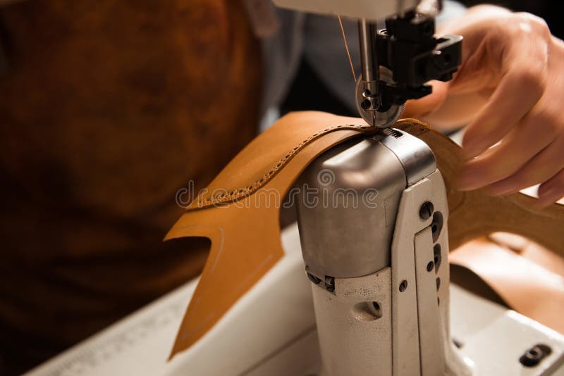 Vista de cerca de cóctel de coser de zapato sobre el taller.