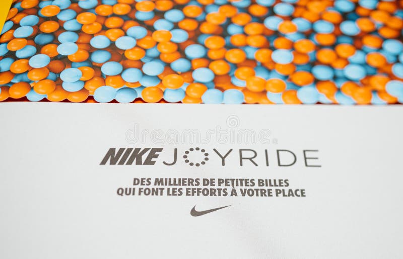 Close-up Commercial Packaging of Innovation from Nike Sports the Editorial Stock Image - Image of greeting, blue: 173432139