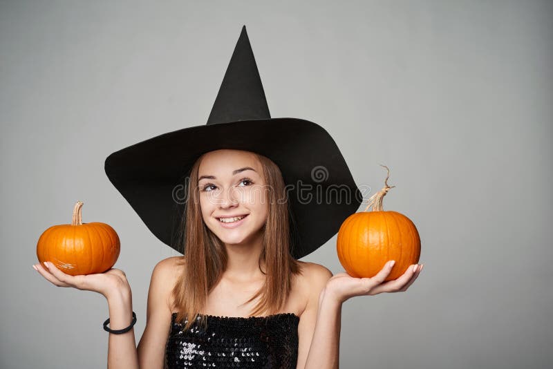 Bruxa De Encantamento Do Dia Das Bruxas Com Abóboras Engraçadas Foto de  Stock - Imagem de fêmea, feminina: 41703366