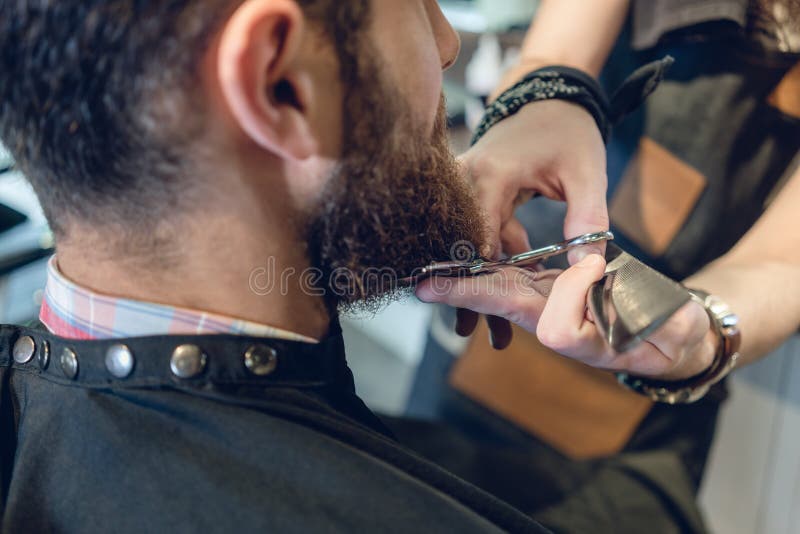 Mãos De Cabeleireiro Secador De Cabeleireiro, De Penteado, Com Secador De  Cabelo Vermelho E Pente Azul No Salão De Beleza Profissi Foto de Stock -  Imagem de seco, forma: 211947178