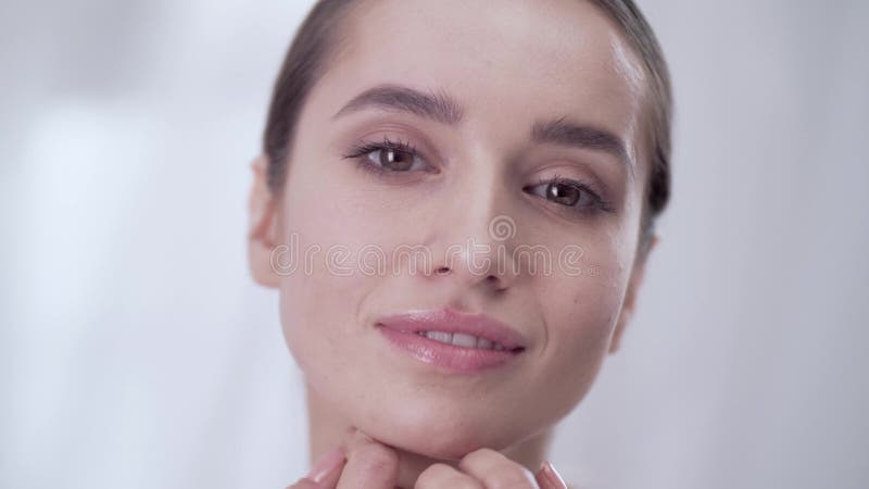 Close up da cara da beleza Pele tocante e sorriso da mulher