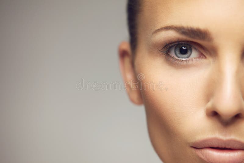 Close-up de rosto de uma jovem mulher fotografia de stock royalty free