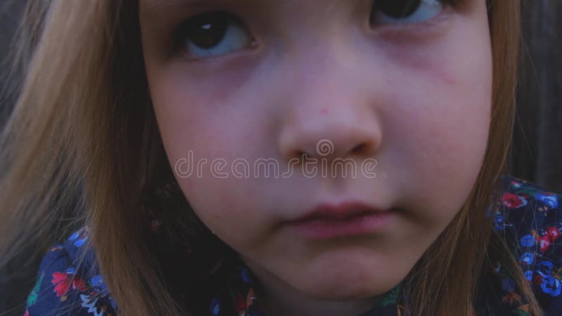 Close-up da cara de uma menina séria pequena bonita
