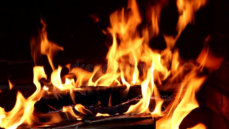 Close up da chaminé completamente da madeira e do fogo
