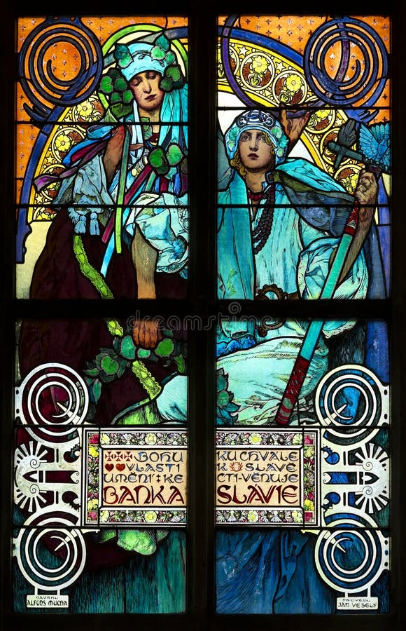 Close-up da janela de vitral de Art Nouveau por Alfons Mucha, St Vitus Cathedral, Praue foto de stock Close-up da janela de vitral de Art Nouveau por Alfons Mucha, St Vitus Cathedral, Praue foto de stock