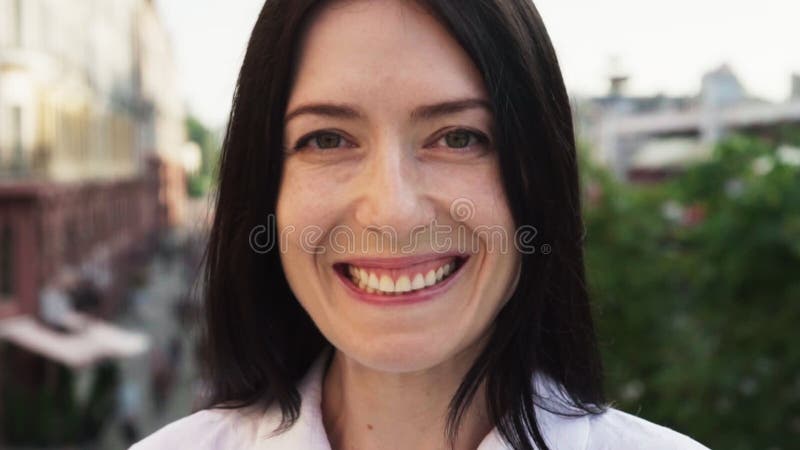 Close-up da mulher adulta feliz que ri e que olha a câmera na cidade video estoque Close-up da mulher adulta feliz que ri e que olha a câmera na cidade video estoque