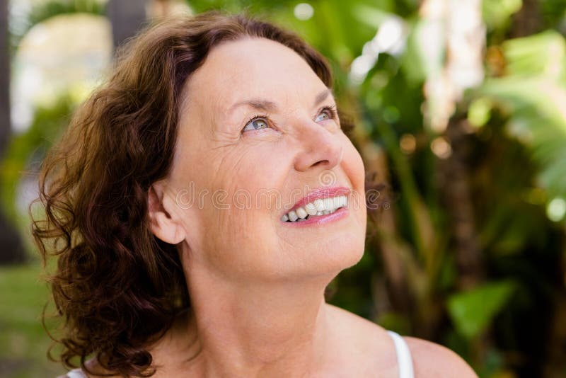 Close-up da mulher alegre imagens de stock royalty free Close-up da mulher alegre imagens de stock royalty free