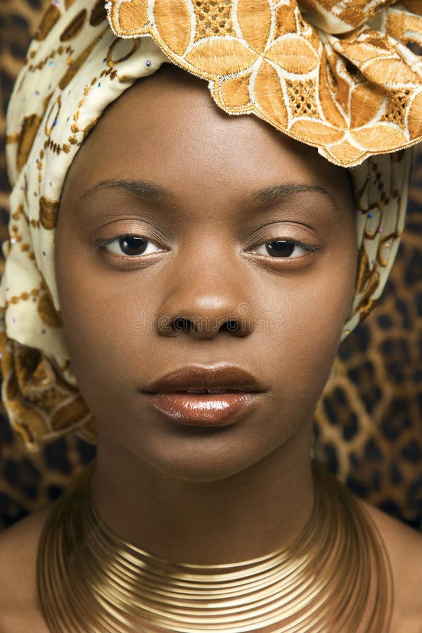 Close-up de uma jovem mulher afro-americana em vestuário tradicional imagem de stock royalty free