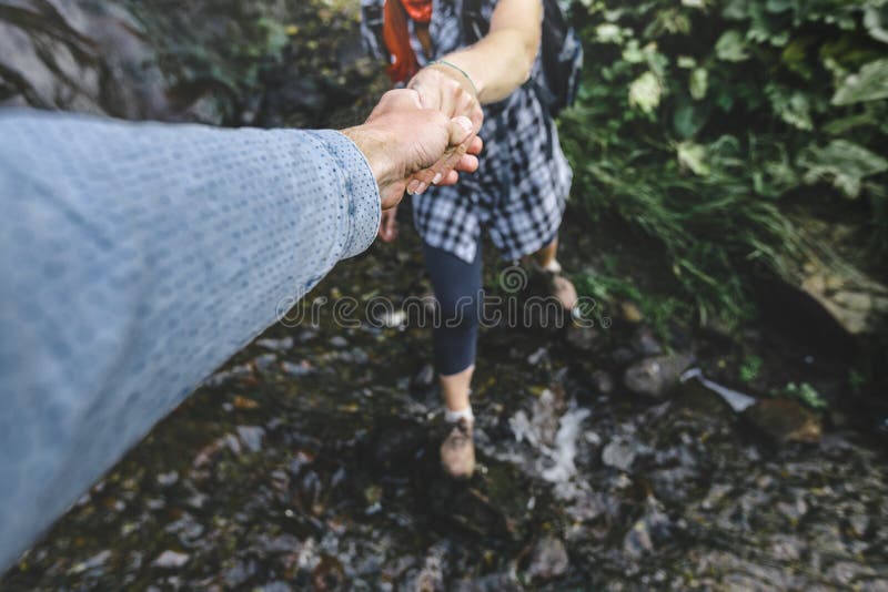 Close-up da mão amiga, caminhando a ajuda Foco nas mãos Trabalhos de equipa dos povos que caminham com motivação e inspiração ANG foto de stock Close-up da mão amiga, caminhando a ajuda Foco nas mãos Trabalhos de equipa dos povos que caminham com motivação e inspiração ANG foto de stock