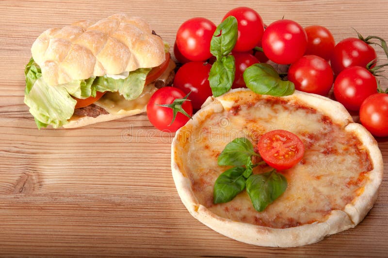 Close up da pizza com Hamburger foto de stock royalty free Close up da pizza com Hamburger foto de stock royalty free