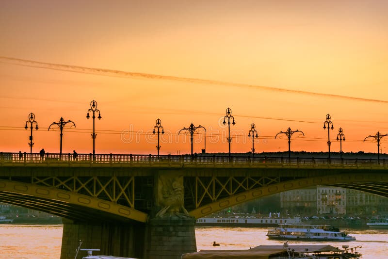 Close-up Da Ponte De Margaret Em Budapest No Por Do Sol Foto de Stock