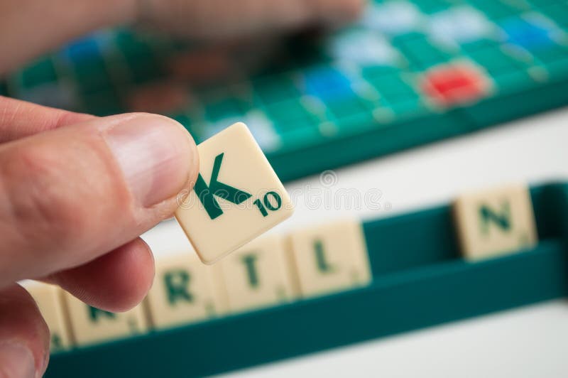 Letras sim ou não feitas de cartas de jogo scrabble contra fundo preto