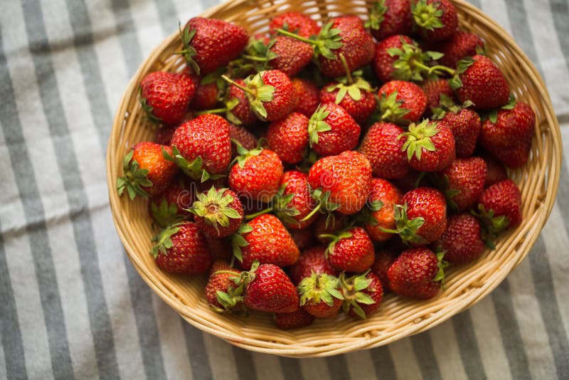 Close-up das morangos em uma cesta fotografia de stock royalty free